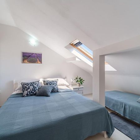 Luka'S Sea View Terrace & Steps From The Beach Apartment Mirca  ภายนอก รูปภาพ