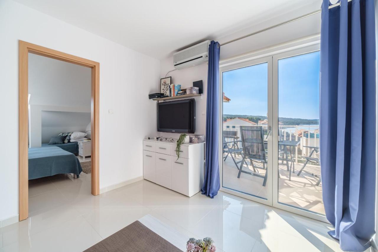 Luka'S Sea View Terrace & Steps From The Beach Apartment Mirca  ภายนอก รูปภาพ