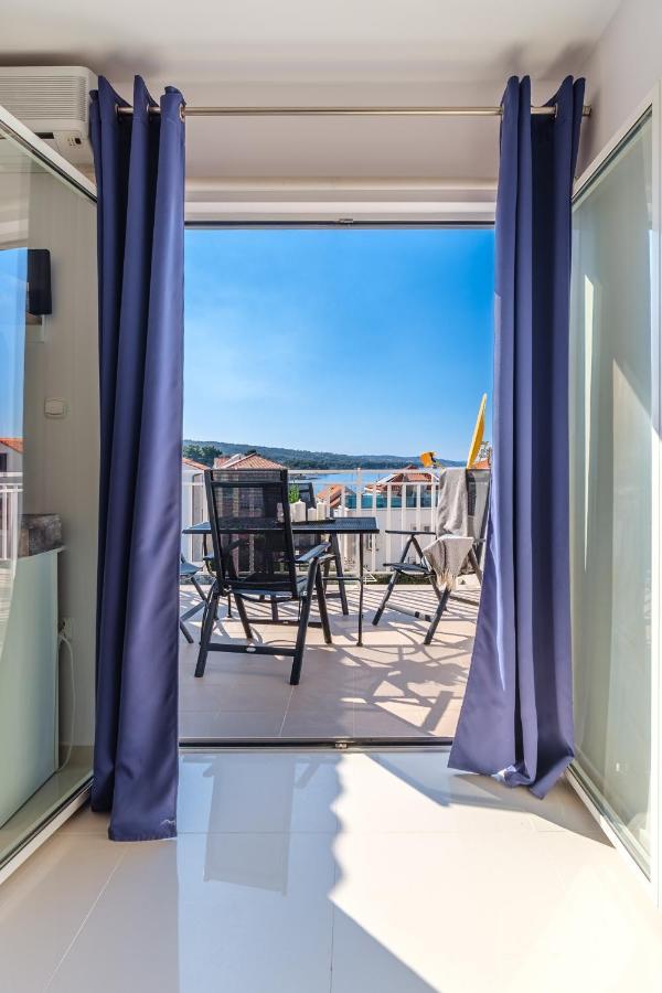Luka'S Sea View Terrace & Steps From The Beach Apartment Mirca  ภายนอก รูปภาพ
