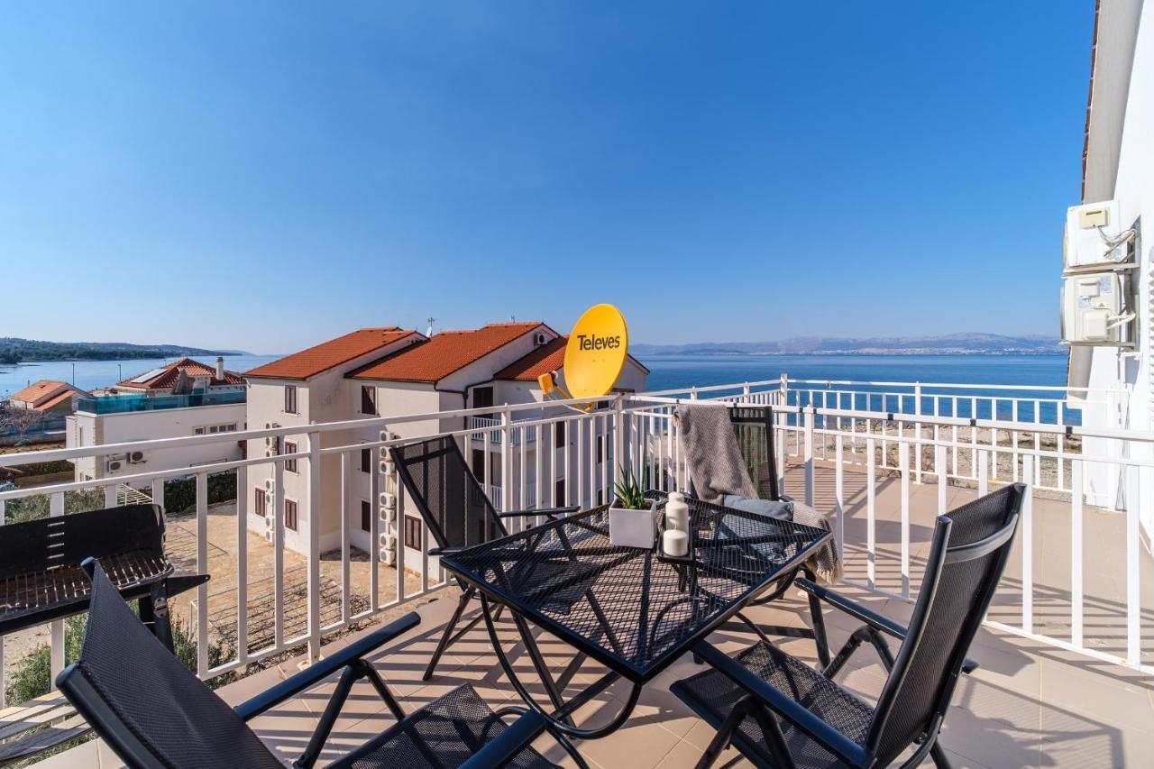 Luka'S Sea View Terrace & Steps From The Beach Apartment Mirca  ภายนอก รูปภาพ
