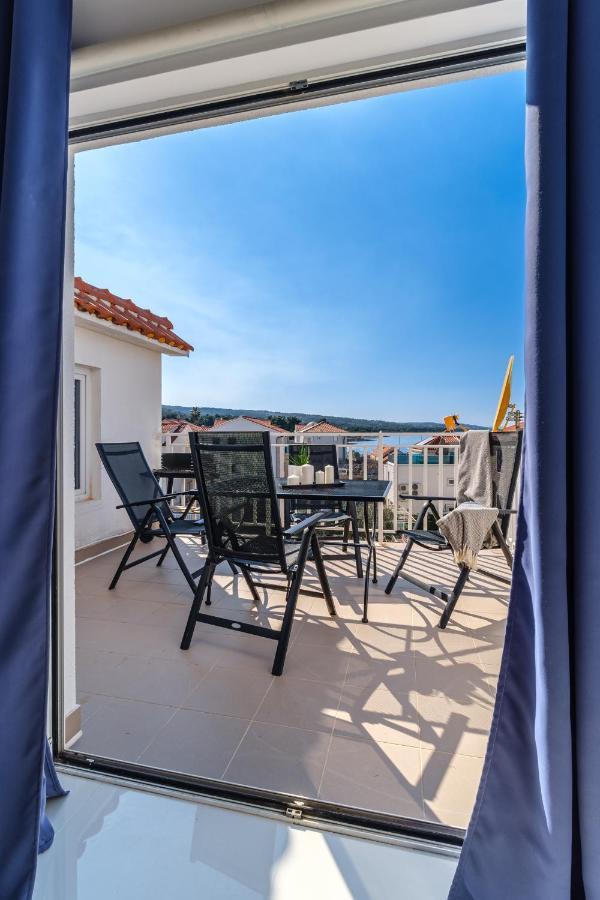 Luka'S Sea View Terrace & Steps From The Beach Apartment Mirca  ภายนอก รูปภาพ